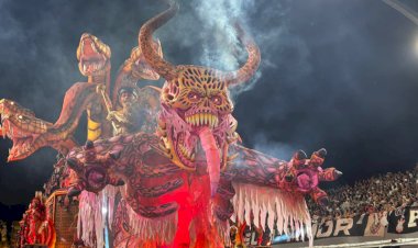 Pajés e tuxauas do Boi Caprichoso levam ancestralidade amazônica ao Sambódromo do Anhembi