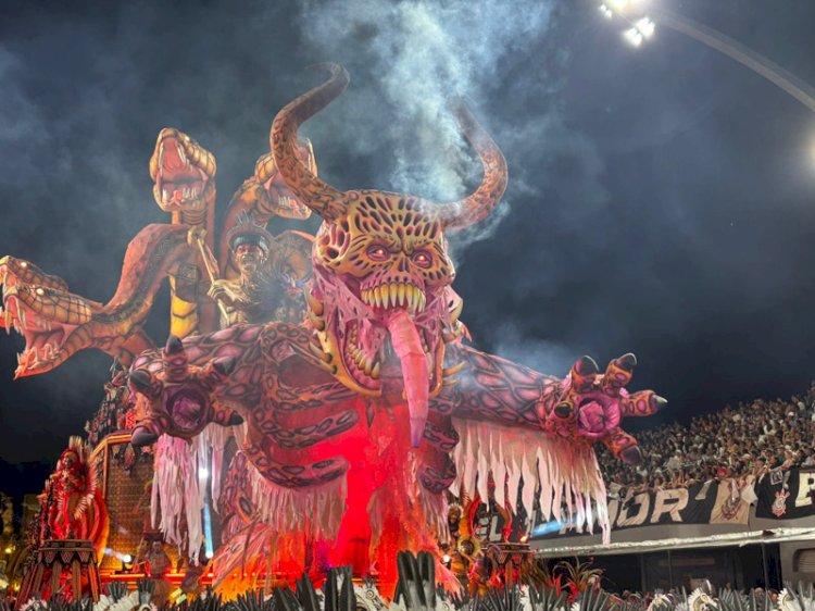 Pajés e tuxauas do Boi Caprichoso levam ancestralidade amazônica ao Sambódromo do Anhembi