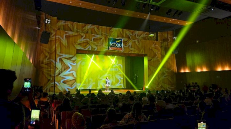 Concerto especial de Páscoa reúne 60 músicos no palco do Teatro ICBEU